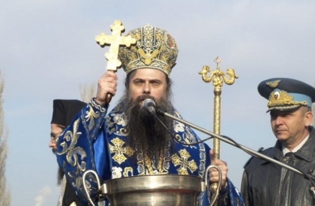Утреня и Царски часове ще отслужи митрополит Николай