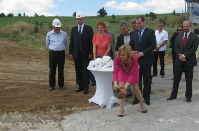 Министър Терзиева открива център за настаняване в Кюстендил и съветва кметове за проекти