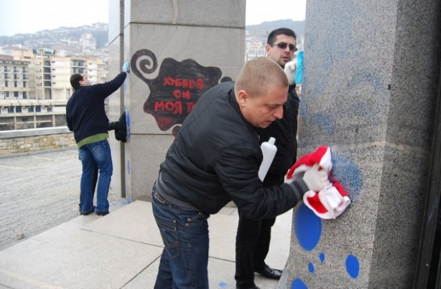 Младежи от ГЕРБ с доброволческа акция почистиха паметника на Асеневци