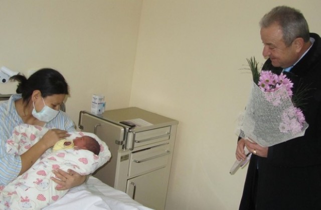 225 бебета са родени в Ловеч през 2013 година