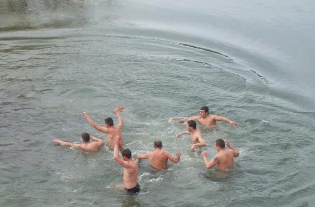 Хвърляне на кръста и шествие в памет на Ботев на Йордановден