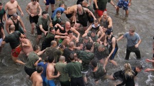 Благославят знамето на НВУ хвърлят кръста в река Янтра