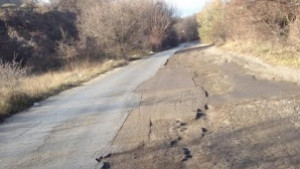 Разбит път между Белослав и Аврен мъчи шофьорите