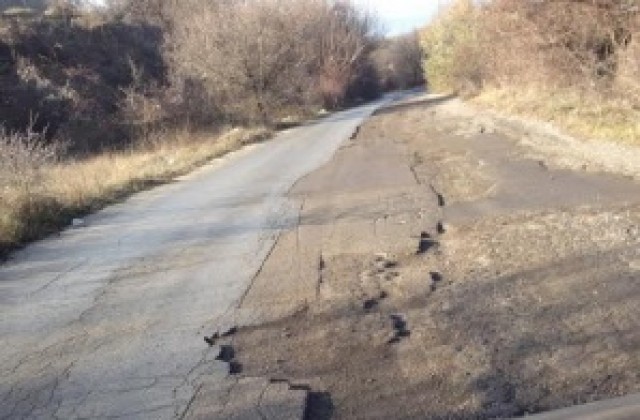 Разбит път между Белослав и Аврен мъчи шофьорите