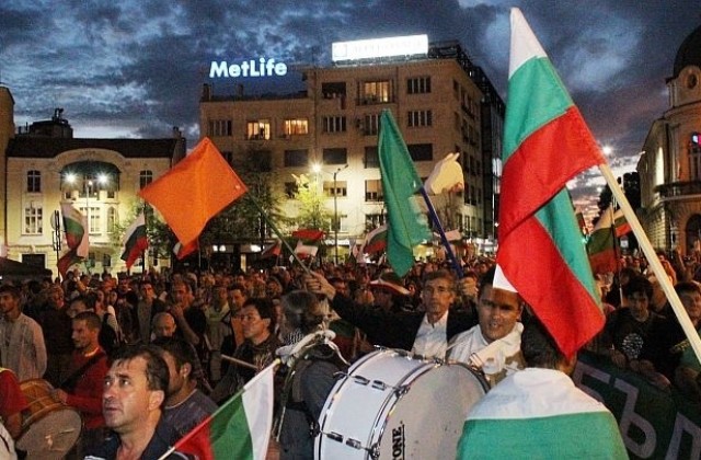 Българи от чужбина излязоха на протест в София преди заминаване