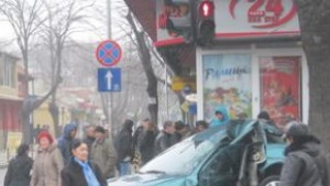 Тежка катастрофа в центъра има пострадали