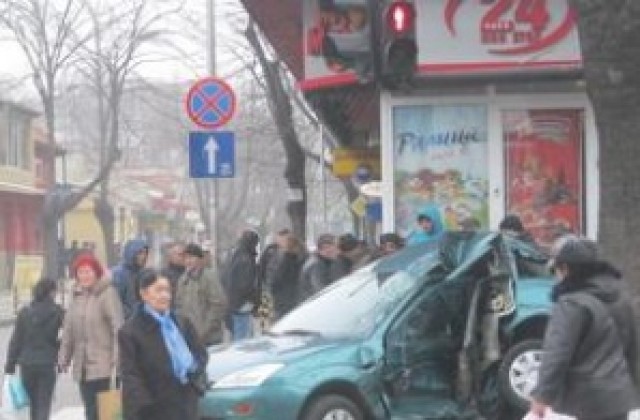 Тежка катастрофа в центъра, има пострадали