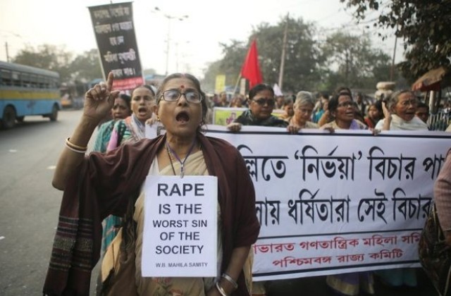 Подпалиха жертва на групово изнасилване в Индия