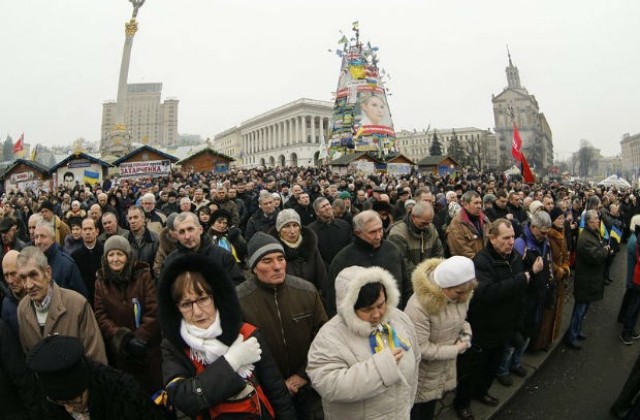 Над 10 000 проевропейски демонстранти протестират в центъра на Киев