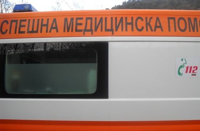 Автомобил се заби в дърво край Мартен