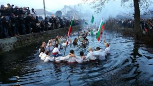 Петгодишно дете изнесе Богоявленския кръст от Тунджа в Калофер СНИМКИ