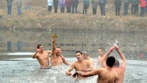 27 годишен машинист извади кръста от река Янтра край Първомайци