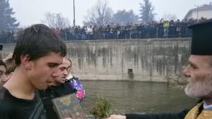 16 годишният Итън Добринов хвана богоявленския кръст в Кюстендил