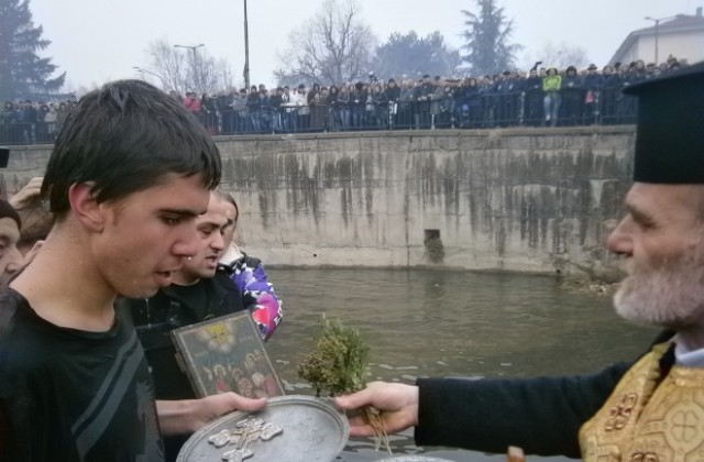 16- годишният Итън Добринов хвана богоявленския кръст в Кюстендил