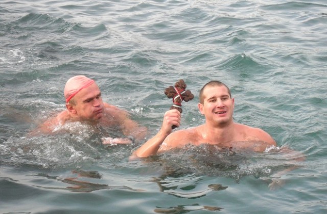 Студент извади Богоявленския кръст във Варна за втора поредна година(СНИМКИ)