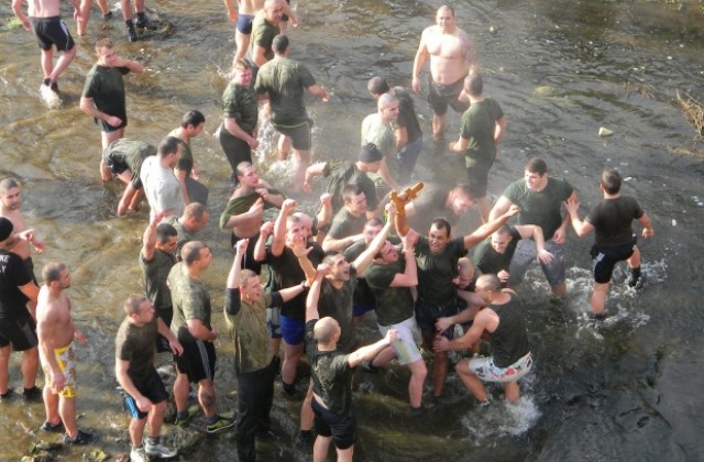 23-годишен курсант извади Богоявленския кръст във В. Търново, рекорден брой участници скочиха в реката
