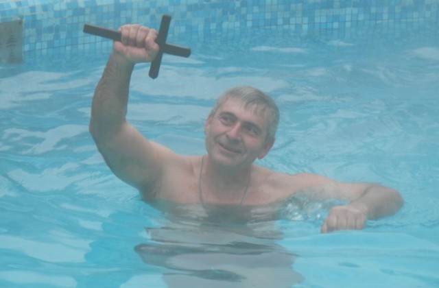 56-годишен извади кръста в Павликени