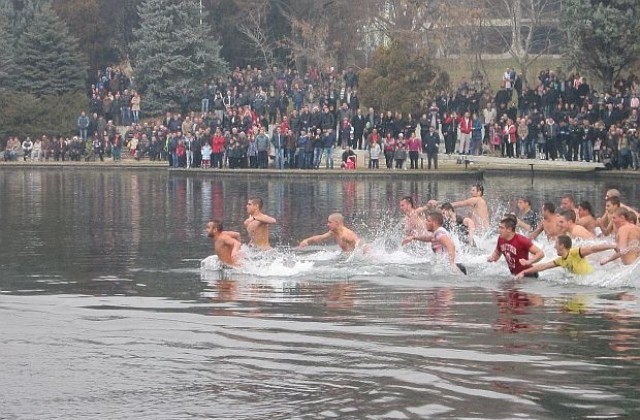 Ученик извади кръста в Сандански