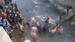 За малко не се сбиха за кръста в Дупница