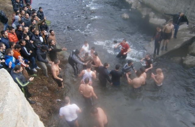 За малко не се сбиха за кръста в Дупница