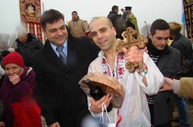 32-годишен стана кръстник и спаси Кръста в Димитровград