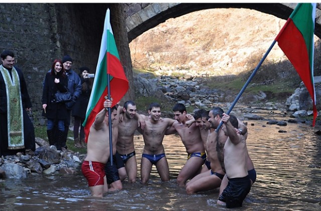 И във Враца мъжко хоро в реката за Йордановден