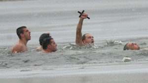 Вячеслав Борисов за втори път извади Светия кръст в София