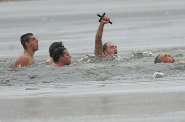 Вячеслав Борисов за втори път извади Светия кръст в София