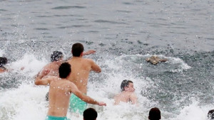 Исус Алиев улови кръста на Богоявление във Видин