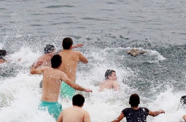 Исус Алиев улови кръста на Богоявление във Видин