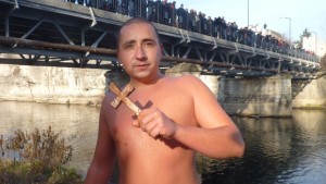 Павел Николов спаси Богоявленския кръст в Мездра