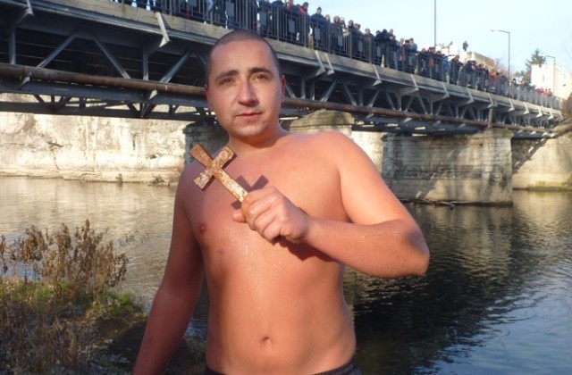 Павел Николов спаси Богоявленския кръст в Мездра