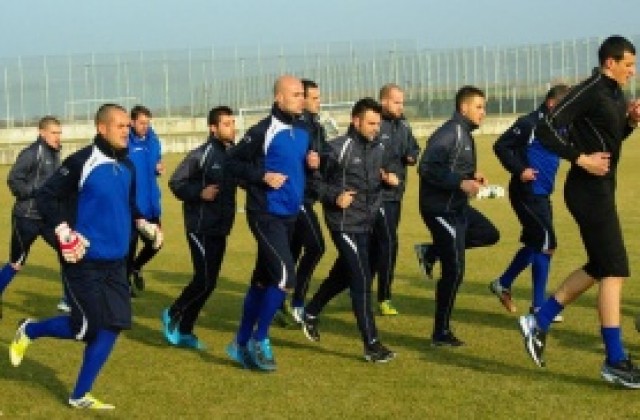 СНИМКИ: С 10 футболисти Черноморец направи първа тренировка за годината