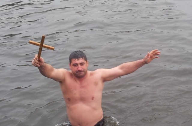 Гълъбовец подари получената за кръста награда