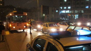 Тролей блъсна възрастна жена на пешеходна пътека