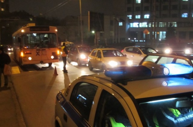 Тролей блъсна възрастна жена на пешеходна пътека