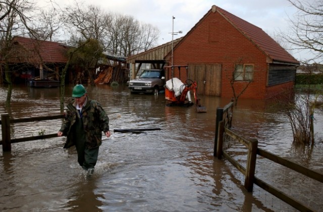 Във Великобритания се очакват наводнения след серия от бури