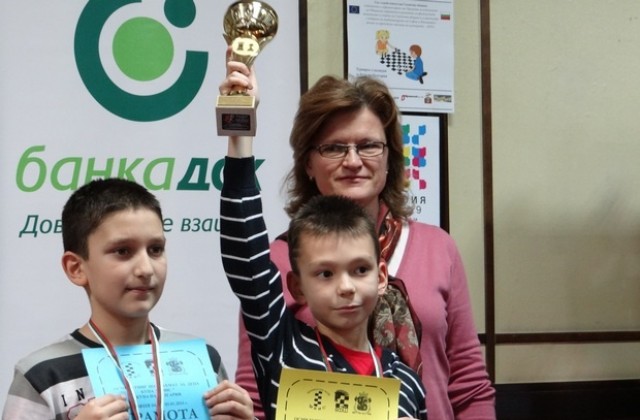 Шахматисти на СКШ Плевен 21 спечелиха две купи от турнира за Купа Ивис