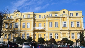 Медицински център I нов в стария достолепен вид