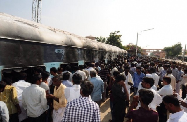 Огнен капан уби пътници в индийски влак