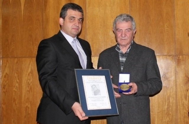 Удостоиха Стефан Цанев с литературната награда Ст. Михайловски на церемония в Елена