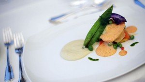 Чинии се почистват сами