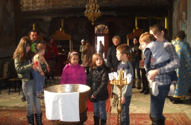 7 деца от приюта в храм Света Троица приеха Христовата вяра