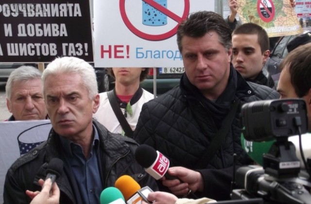 Ексдепутат на Атака: Борисов и Меркел потулиха скандала със Сидеров в самолета на Луфтханза