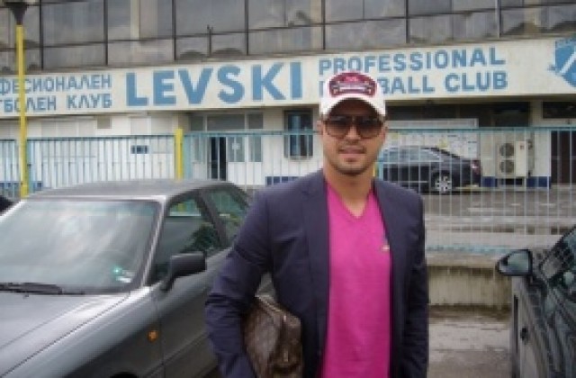 Левски желае Валери Божинов