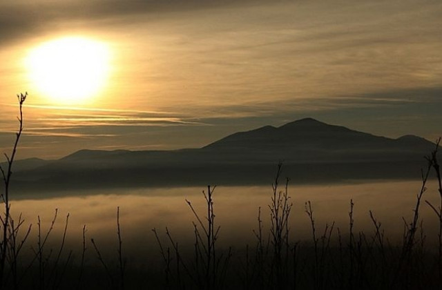 Необичайно топло, пак предупреждават за мъгли