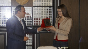 Награда за победителката в турнира на Българската лига по реч