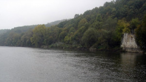 Издирват трупа на самоубило се момиче