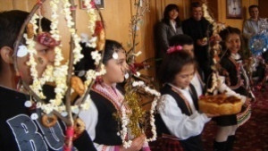 Деца сурвакат за здраве посрещат ромската Нова година