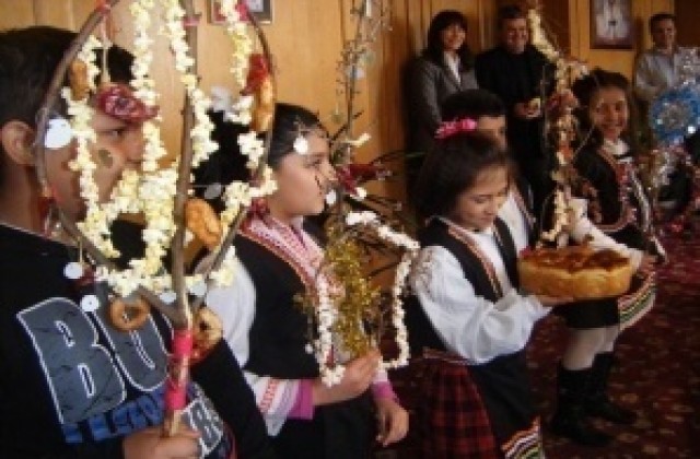 Деца сурвакат за здраве, посрещат ромската Нова година